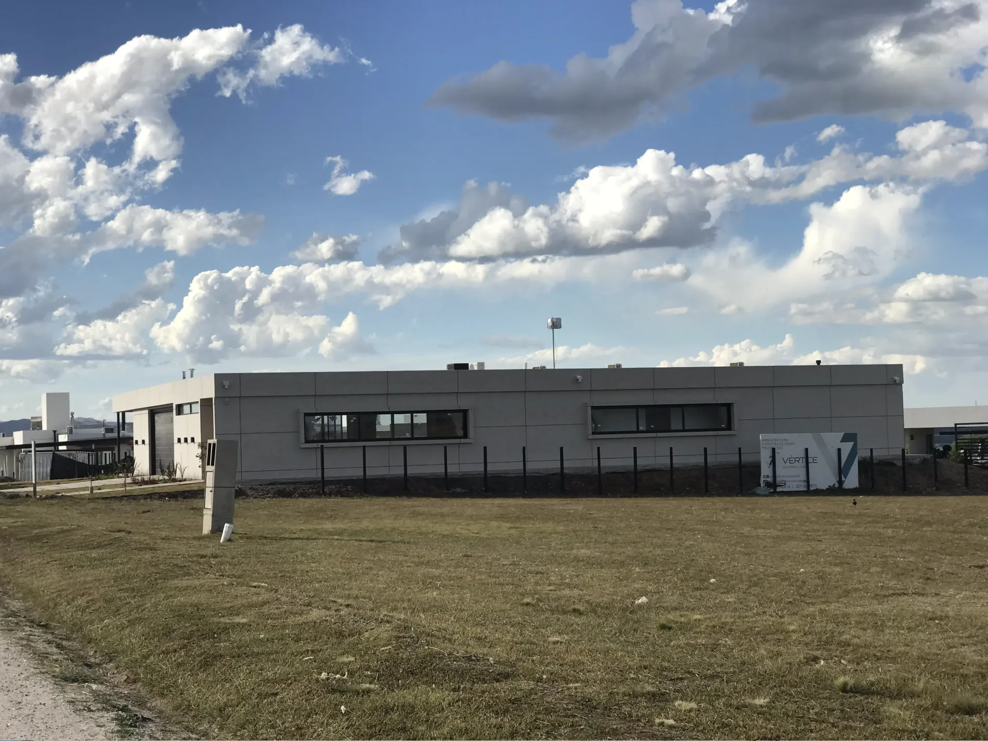 Foto de una casa en puerto del Águila construída con el sistema de Steel Framing por Vértice Construcciones en la que se observa la fachada del lado derecho de la casa revestida con doble placa marca Equitone