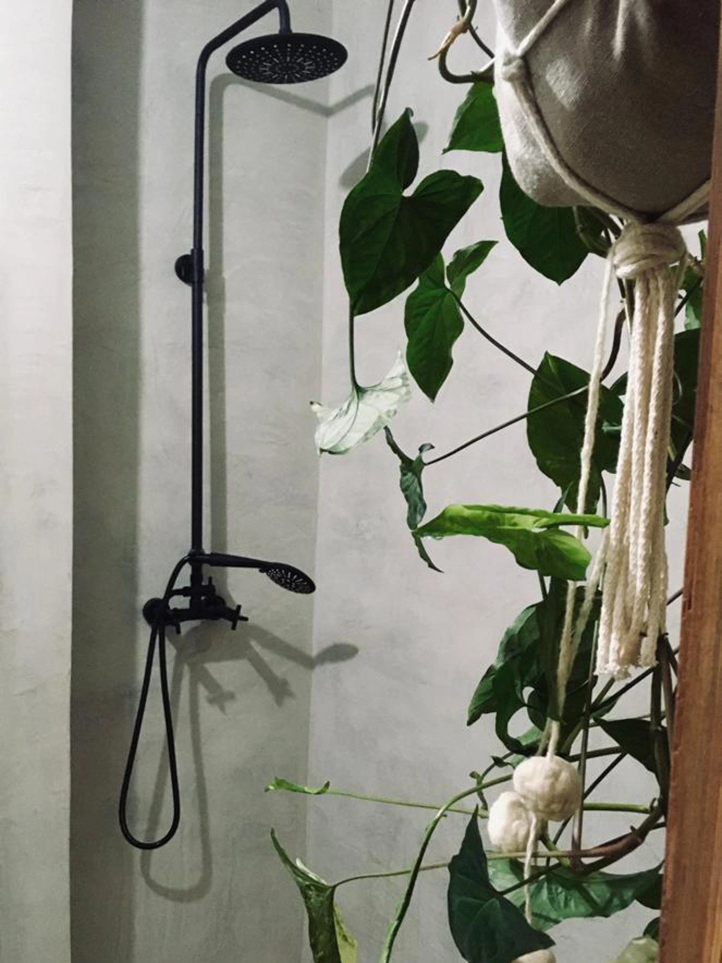 Foto de una casa en Bialet Massé construída con el sistema de Steel Framing por Vértice Construcciones en la que se observa un baño con una ducha en primer plano color negra