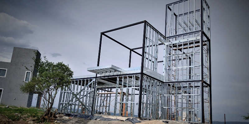 Foto de una obra en proceso en la cual se observa la estrutura de una casa armada con perfiles de acero utilizando el sistema Steel Framing o Steel Frame