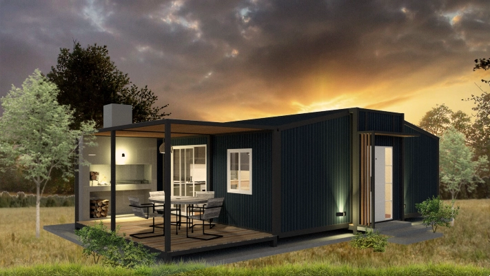 Foto de una casa en Bialet Massé construída con el sistema de Steel Framing por Vértice Construcciones en la que se observa parte de la fachada de la casa con un acabado símil hormigón visto y una puerta-ventana con aberturas de madera y dos sillas de madera en el exterior