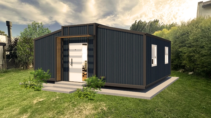Foto de una casa en Bialet Massé construída con el sistema de Steel Framing por Vértice Construcciones en la que se observa la fachada trasera de la casa con un acabado símil hormigón visto y una puerta-ventana con aberturas de madera y dos sillas de madera en el exterior