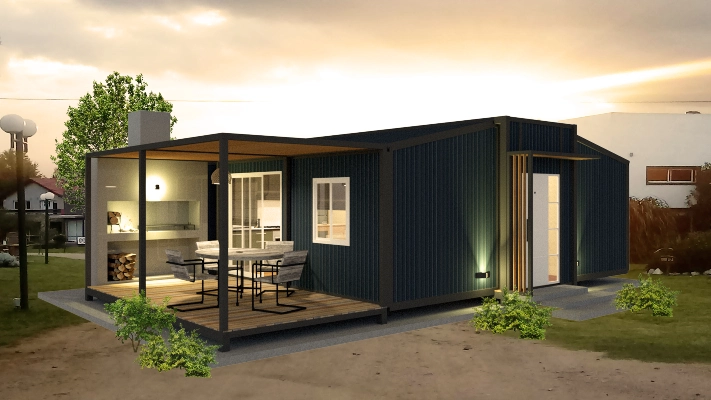 Foto de una casa en Bialet Massé construída con el sistema de Steel Framing por Vértice Construcciones en la que se observa en primer plano parte de la fachada trasera de la casa con un acabado símil hormigón visto y una puerta-ventana con aberturas de madera, y un árbol en una esquina de la casa
